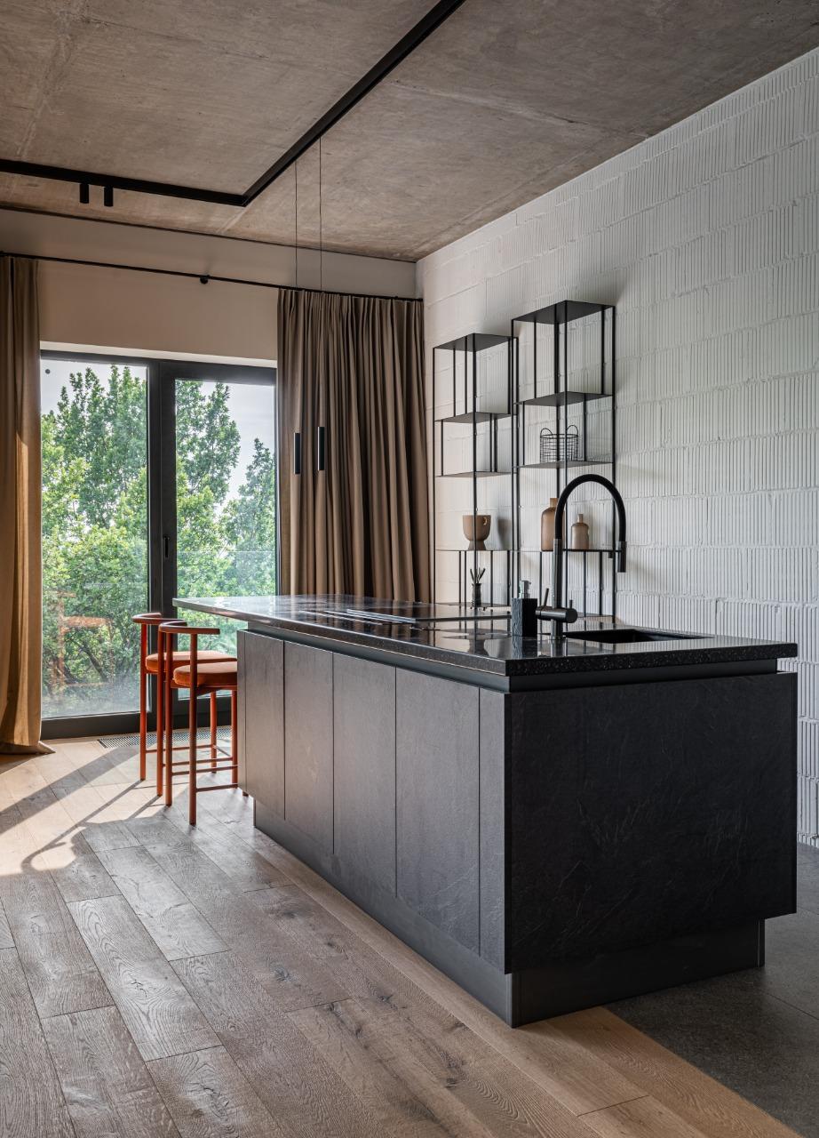 Элегантная кухня с деревянными фасадами