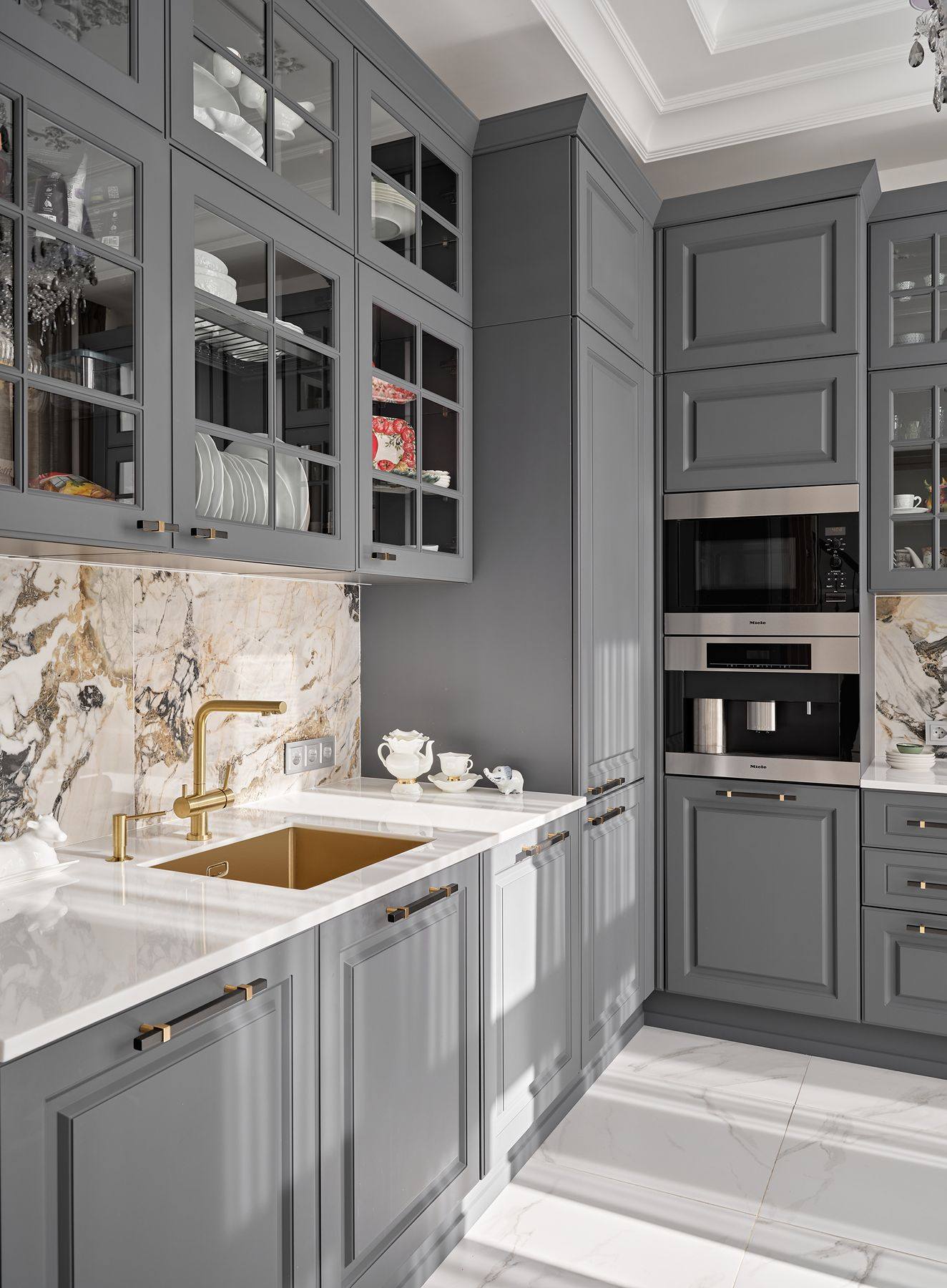 Современная кухня в светлых тонах